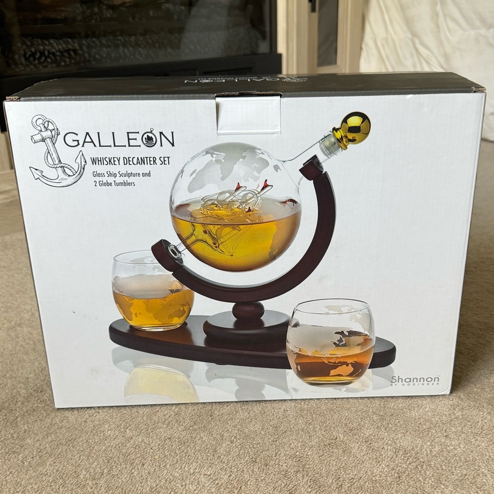 NWT WHISKEY DECANTER SET